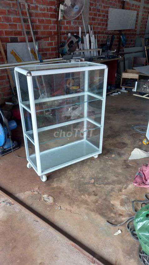 Tủ trưng bày Kính Nhôm Trắng 3 tầng. Mua bán Tủ, kệ gia đình tại Thành phố Buôn Ma Thuột Đắk Lắk được đăng bởi Nhôm kính Tủ Nhựa Tuketop hình 1