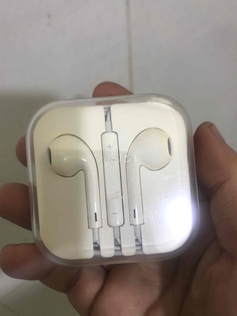 Tai nghe Apple trắng mới 100%. jack 3.5. Mua bán Tivi, Âm thanh tại Quận 12 Tp Hồ Chí Minh được đăng bởi Ty hình 1