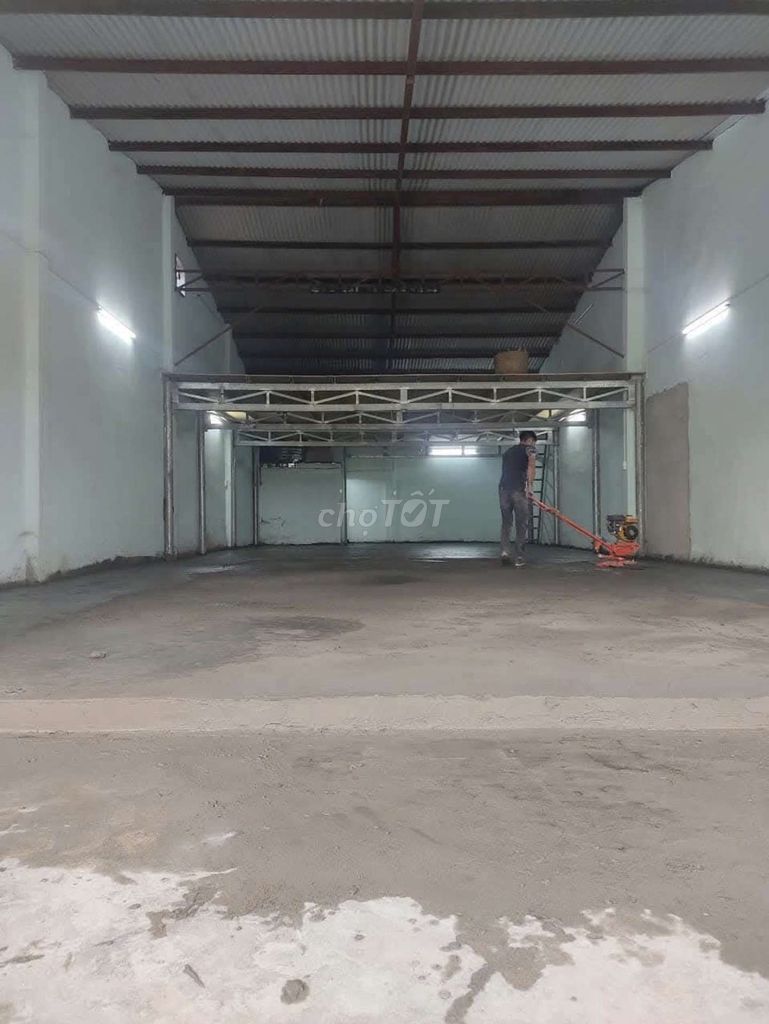 CHO THUÊ KHO,XƯỞNG 350M² Đ XE LỚN NGAY LÊ TRỌNG TẤN