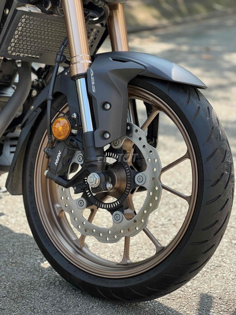 Honda CB300R 2022, красный, черный, 6,200 км, с обменом автомобилей.