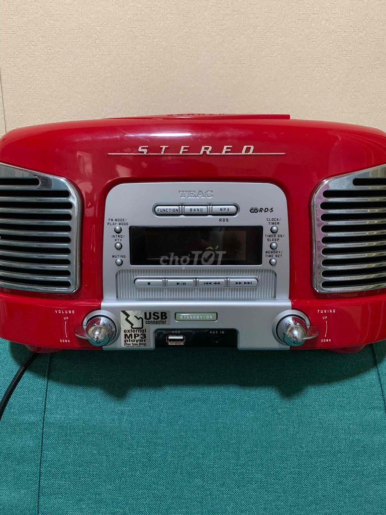 đài radio cổ điển đỏ