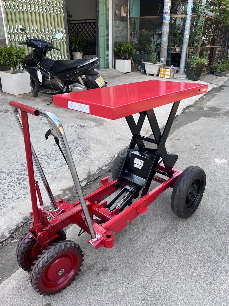 Xe nâng mặt bàn 800kg cao 1m bánh lớn