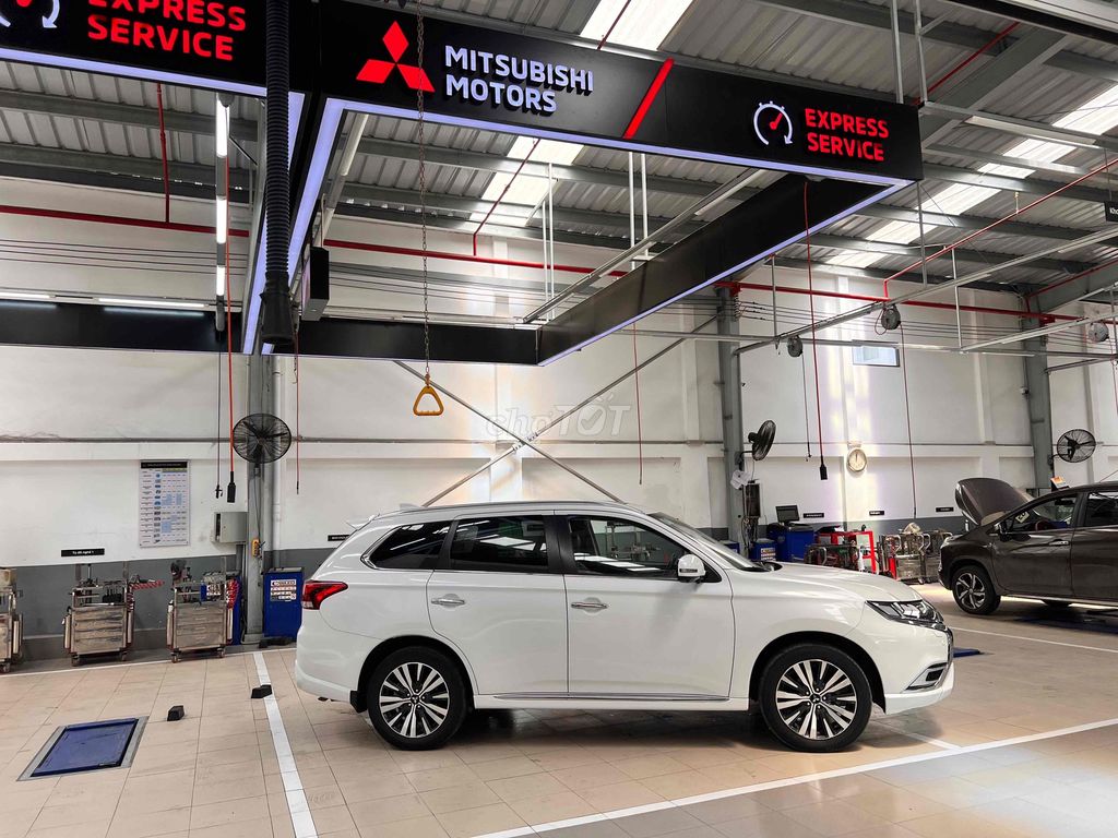 Mitsubishi Outlander 2022 2.0 Premium - 26326 km. Mua bán Ô tô tại Quận 7 Tp Hồ Chí Minh được đăng bởi Mitsubishi Thông  hình 3