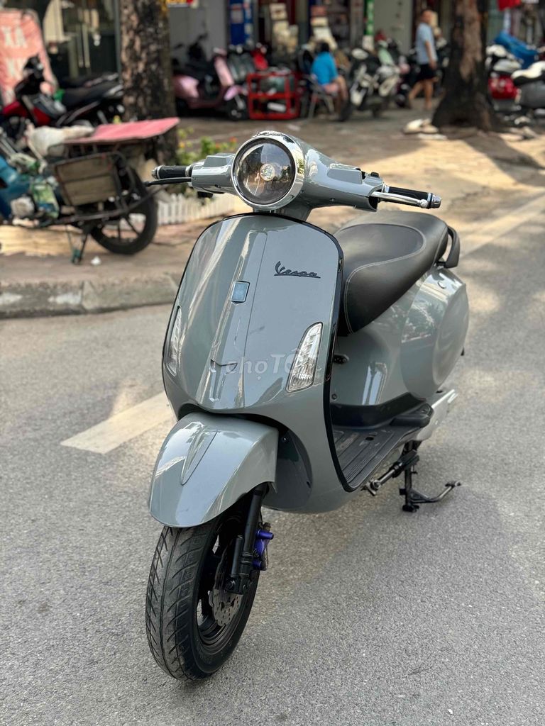 Vespa xám đủ giấy tờ,vvifnh mới thay,có trả góp