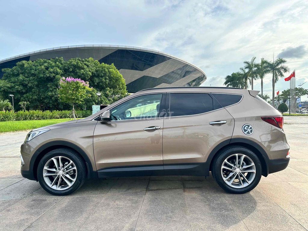 Hyundai Santa Fe 4WD 2016 đk 2017. Mua bán Ô tô tại Quận Cẩm Lệ Đà Nẵng được đăng bởi Nguyễn Duy hình 3