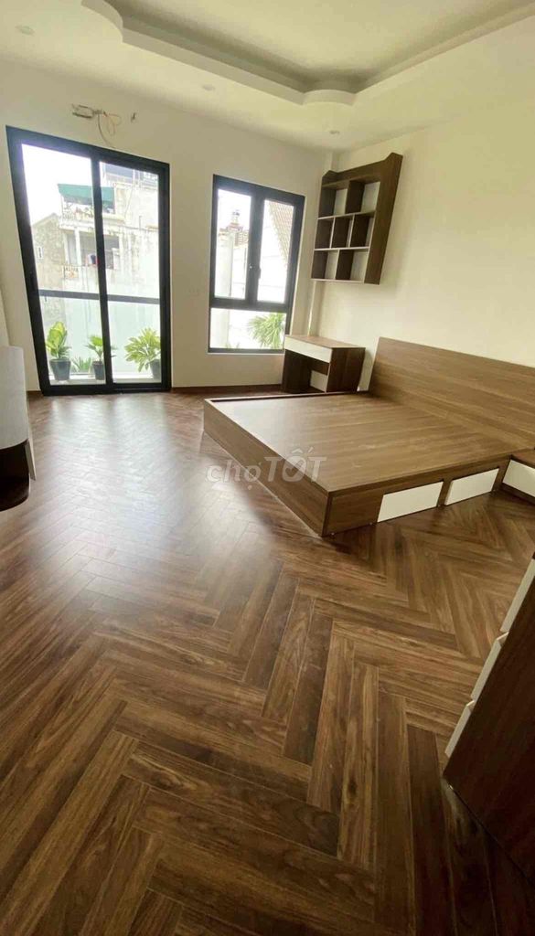 Sát hồ. Ngõ thoáng. 6 tầng lô góc. Thang máy. Phố Trích Sài 45m2 MT4.8