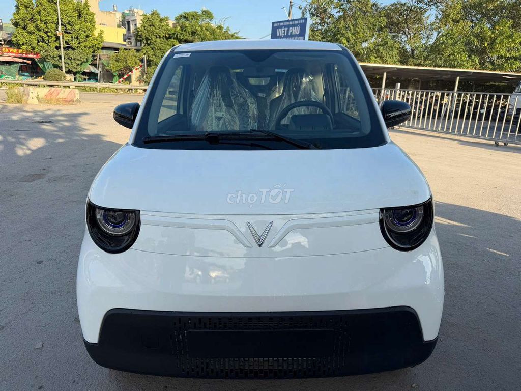 Белый электрический скутер VinFast VF2 2026