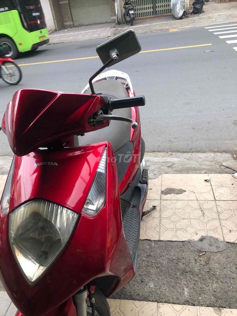 Красный скутер Honda Dylan