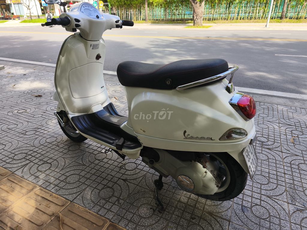 Piaggio Vespa FI 2011 Trắng. Mua bán Xe máy tại Thành phố Thủ Đức Tp Hồ Chí Minh được đăng bởi Phạm Tấn Tiền hình 2