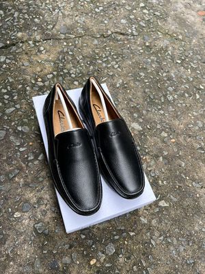 Mọi Clarks màu đen thui