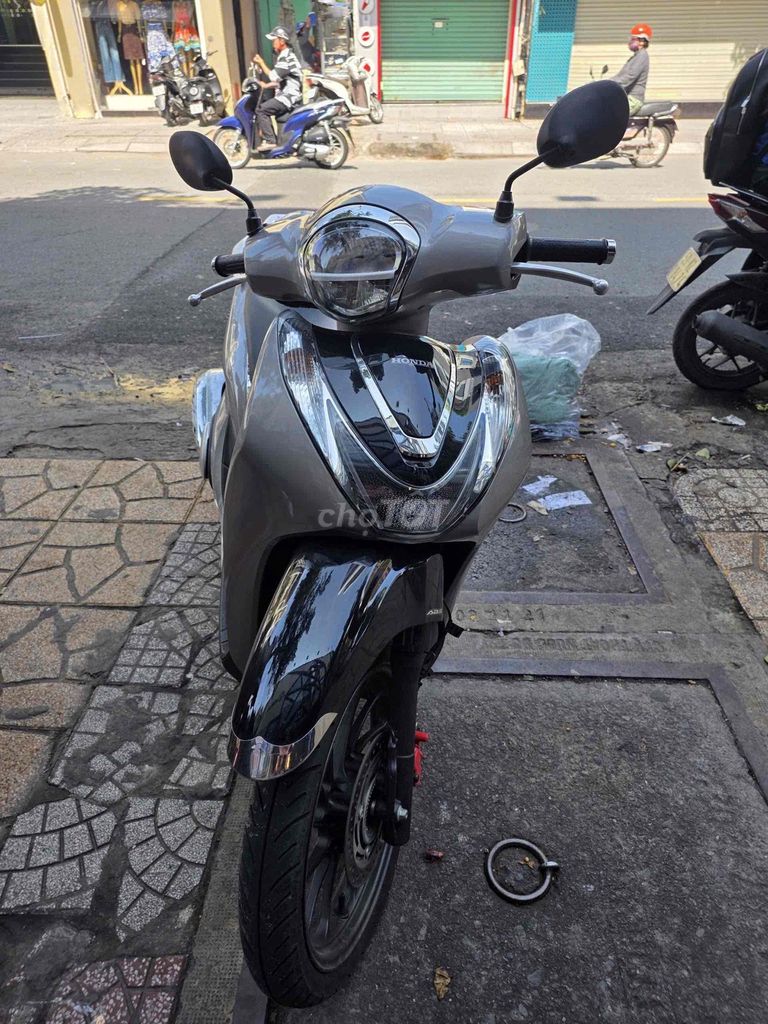 Модель Honda SH 2021, серебристая, Вьетнам