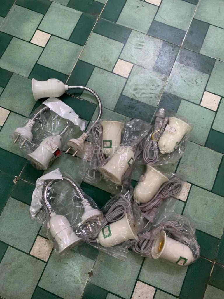 Đui đèn nhựa trắng có công tắc. Mua bán Đèn tại Quận 8 Tp Hồ Chí Minh được đăng bởi Linh Đào  hình 1