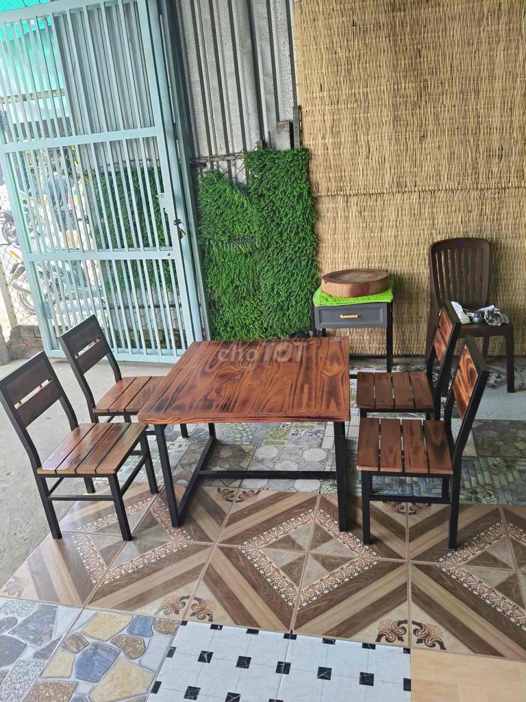 Bộ bàn ghế Sắt gỗ Nâu đen 1x1x0.75m. Mua bán Bàn ghế tại Quận Cái Răng Cần Thơ được đăng bởi Đồ củ minh trí hình 1