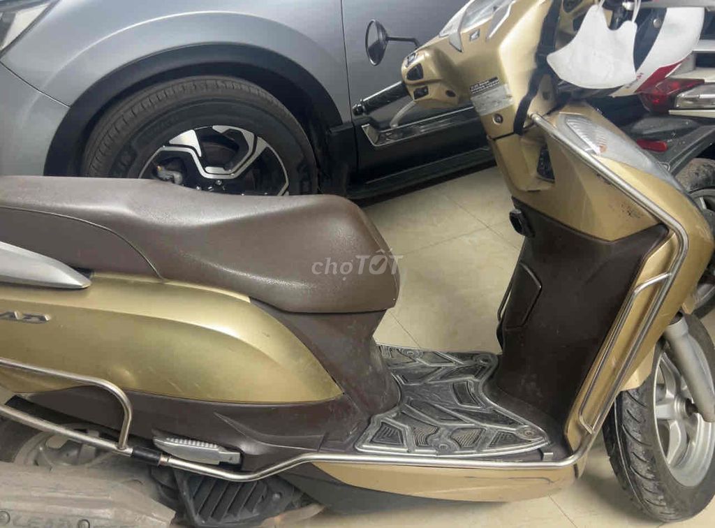 Скутер Honda Lead золотистый металлик