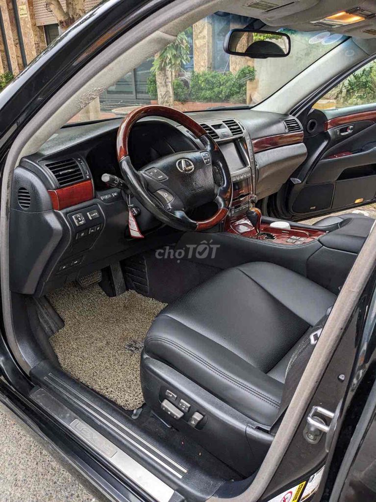 Lexus LS 460L, черный, автомат, бензин