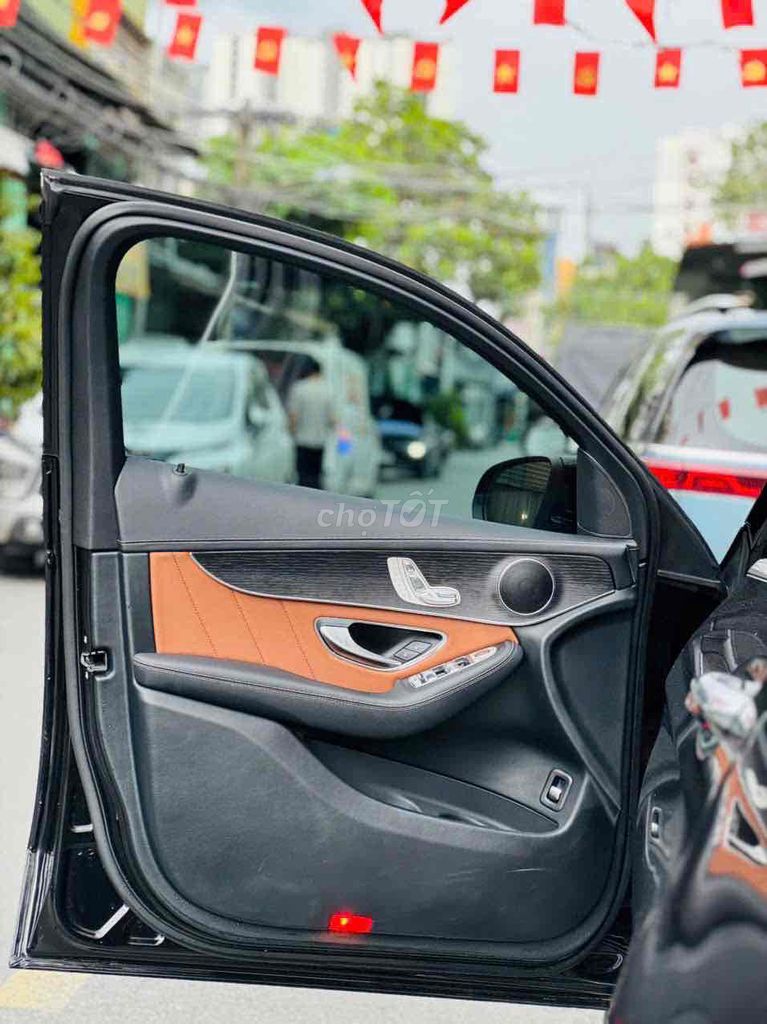 Mercedes Benz GLC 300 4 matic Coupe Model 2023. Mua bán Ô tô tại Quận 8 Tp Hồ Chí Minh được đăng bởi Hồng Phúc hình 13