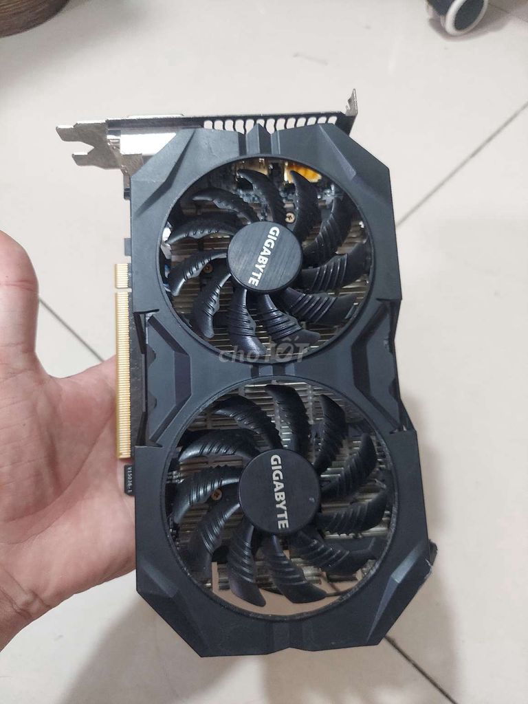 GTX 960 2G D5 ĐANG GẮN MÁY CHƠI GAME