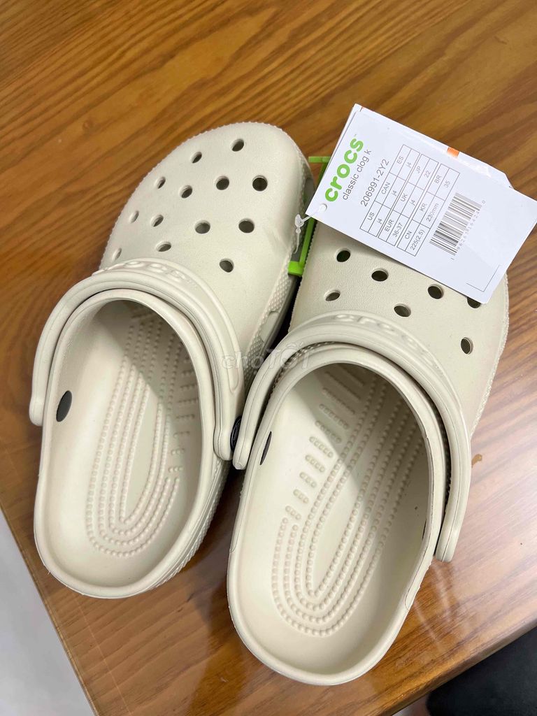 Dép Crocs cả nam và nữ size 37-38. Mua bán Giày dép tại Thành phố Biên Hòa Đồng Nai được đăng bởi Le Thanh Phong hình 1