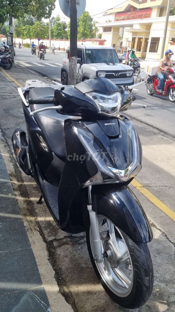 Bán lại xe ga honda sh xe đẹp còn mới. Mua bán Xe máy tại Quận Hải Châu Đà Nẵng được đăng bởi Dức long hình 3