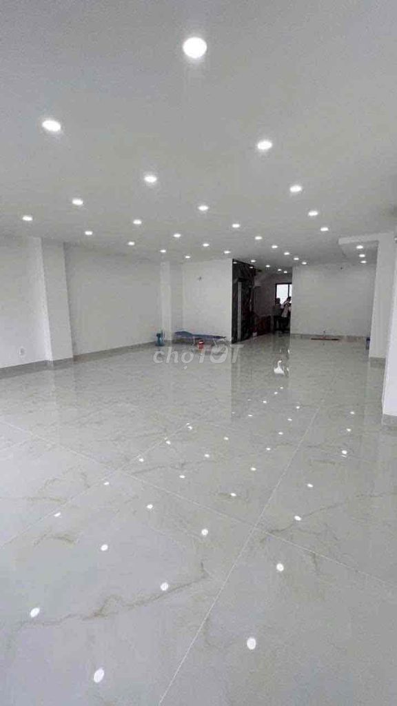 Văn phòng tầng 2 7x17m có máy lạnh, hầm để xe giá 12 triệu