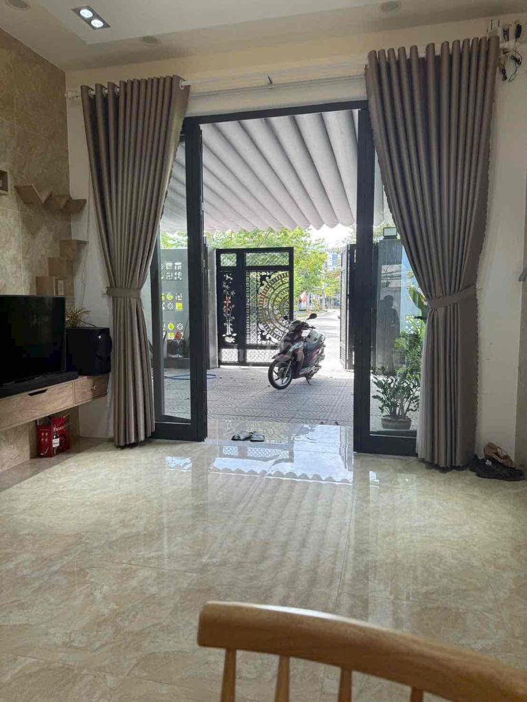Furnished 2-bedroom house steps from Nguyễn Tất Thành beach — photo 2
