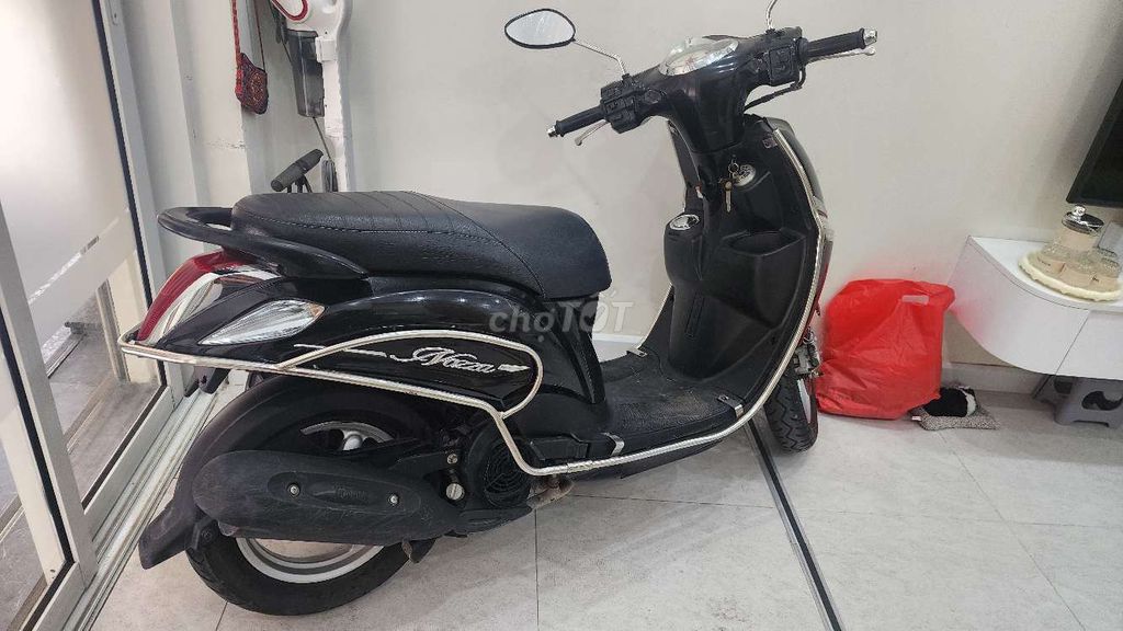Черный скутер Yamaha Nozza