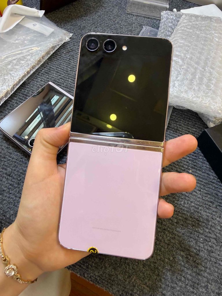 Samsung Z Flip5 Tím 256GB. Mua bán Điện thoại tại Quận Cầu Giấy Hà Nội được đăng bởi Thanh Thoa hình 1