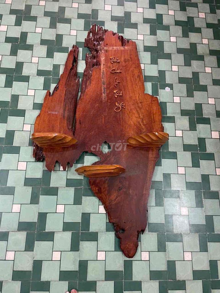 Kệ treo tường gỗ nâu đỏ. Mua bán Tủ, kệ gia đình tại Quận 8 Tp Hồ Chí Minh được đăng bởi Linh Đào  hình 1