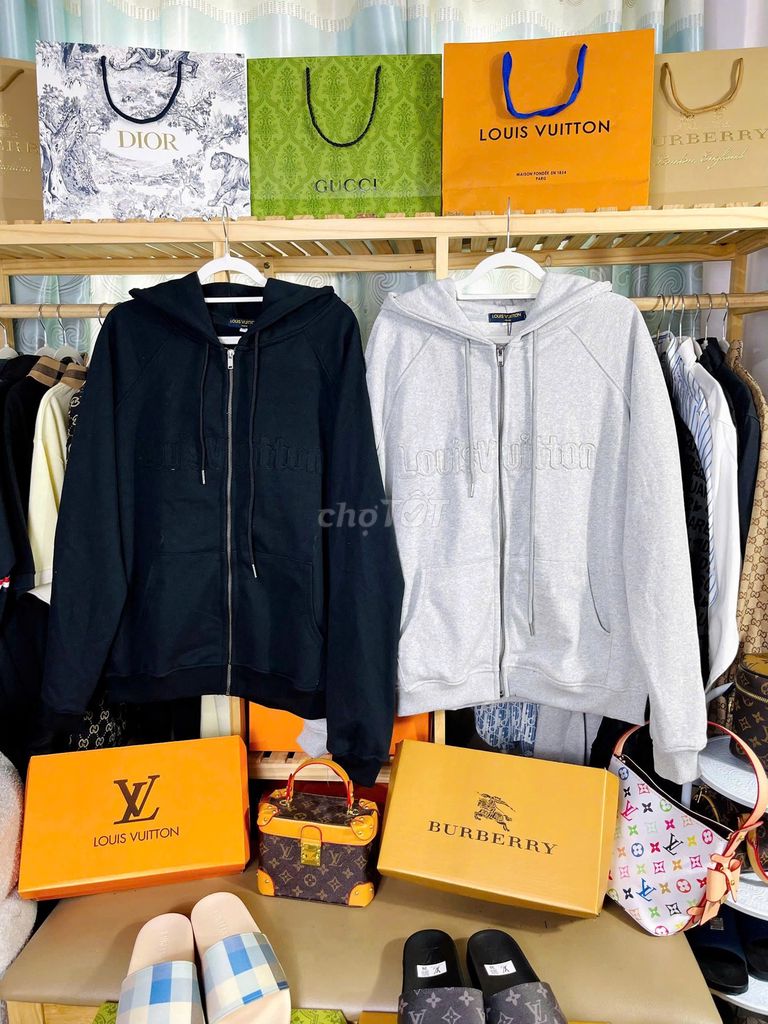 Áo khoác hoodie Louis Vuitton Vải thêu. Mua bán Quần áo tại Thị xã Bến Cát Bình Dương được đăng bởi BEBE hình 1