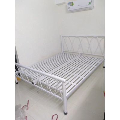 Bán giường sắt hiện đại kích thước 1m4 x 2m. Mua bán Giường, chăn ga gối nệm tại Quận 8 Tp Hồ Chí Minh được đăng bởi Canela Pham