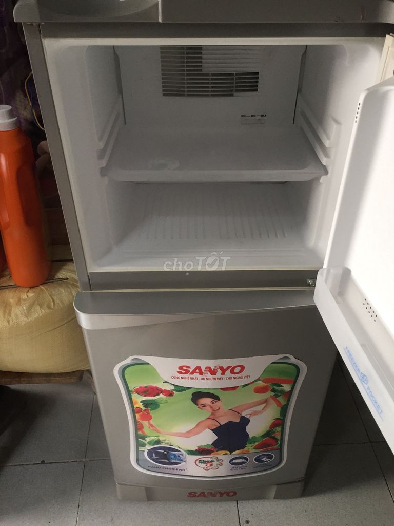 0979256427 - Tủ lạnh sanyo 130l mới trên 90%