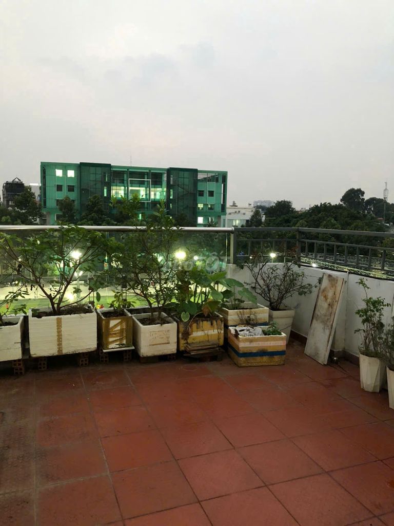 Phòng 20m2, sân 20m2 cho bạn nào thích chill & cafe rooftop