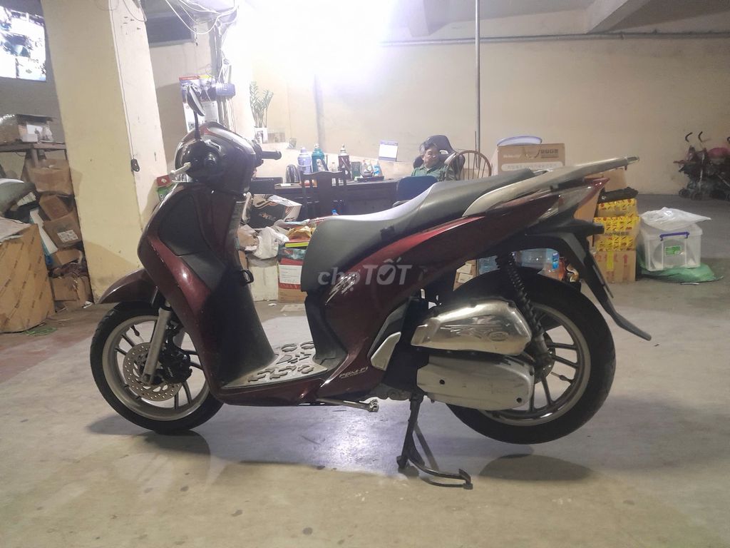 Honda SH màu Đỏ đô. Mua bán Xe máy tại Quận Hoàn Kiếm Hà Nội được đăng bởi Thu Nguyen hình 4