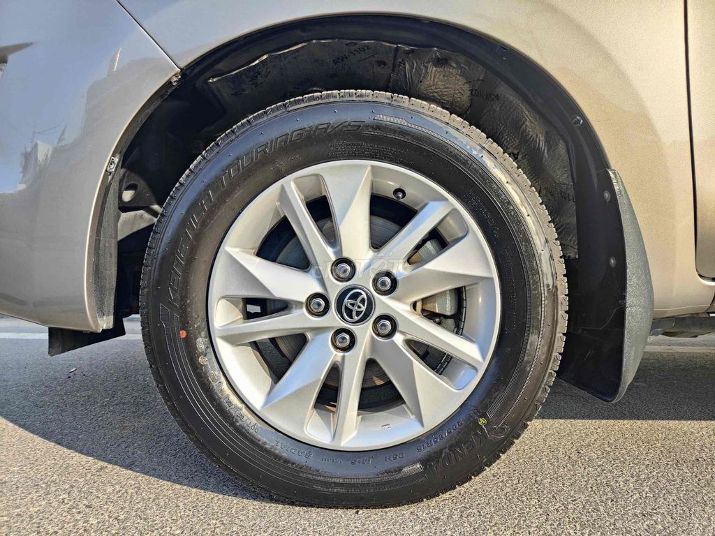 Bán xe Toyota Innova 2019 số sàn màu nâu