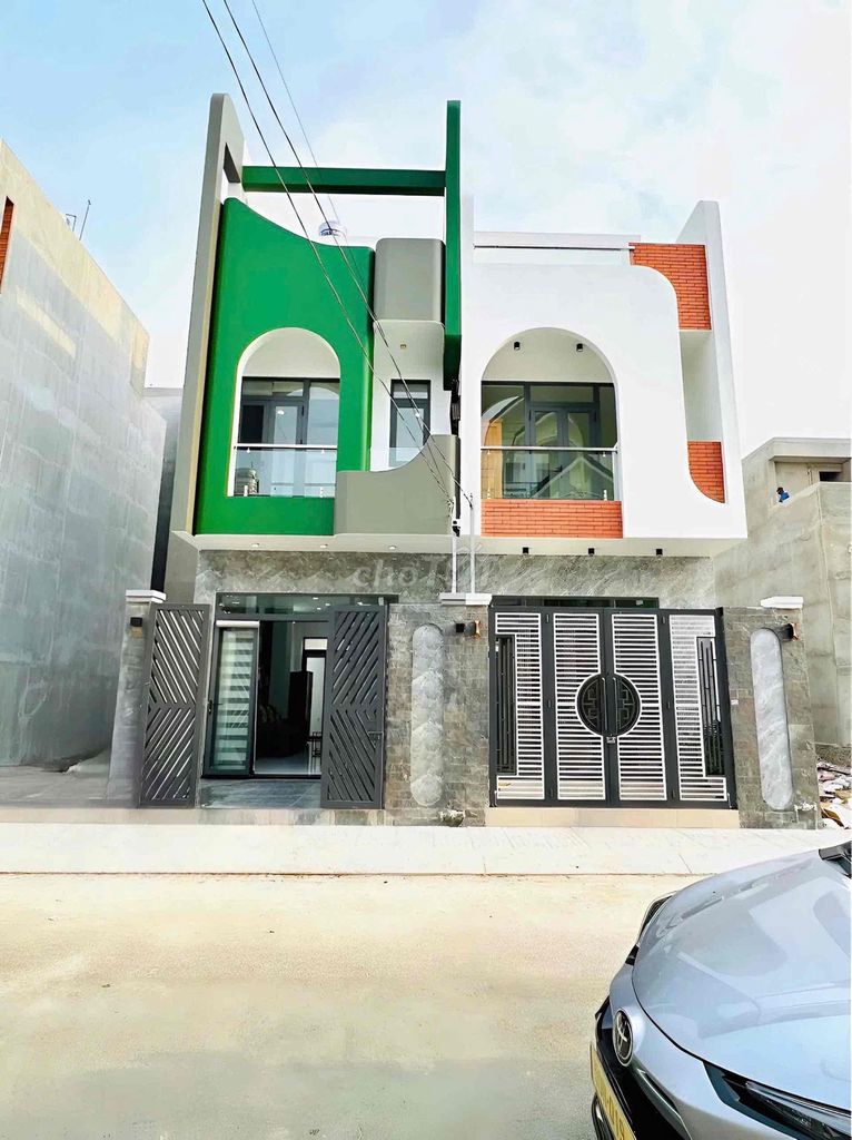 Nhà đẹp gần chợ Long Phước và kí túc xá đại học luật