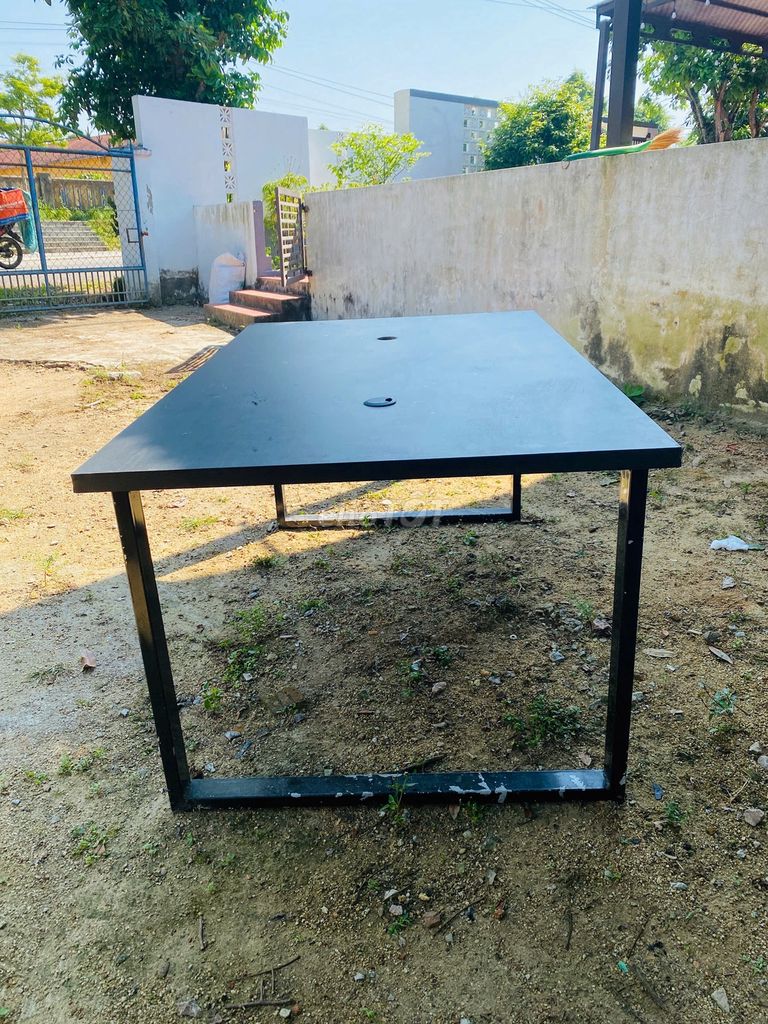 Bàn vi tính 1m x 1m6 rất mới, chắc chắn. Mua bán Bàn ghế tại Huyện Phú Ninh Quảng Nam được đăng bởi Tiến hình 1