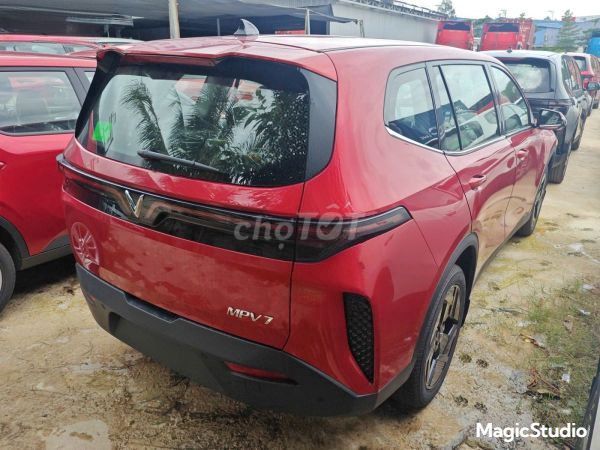VinFast VF MPV 7 2026 электро 7 мест красный