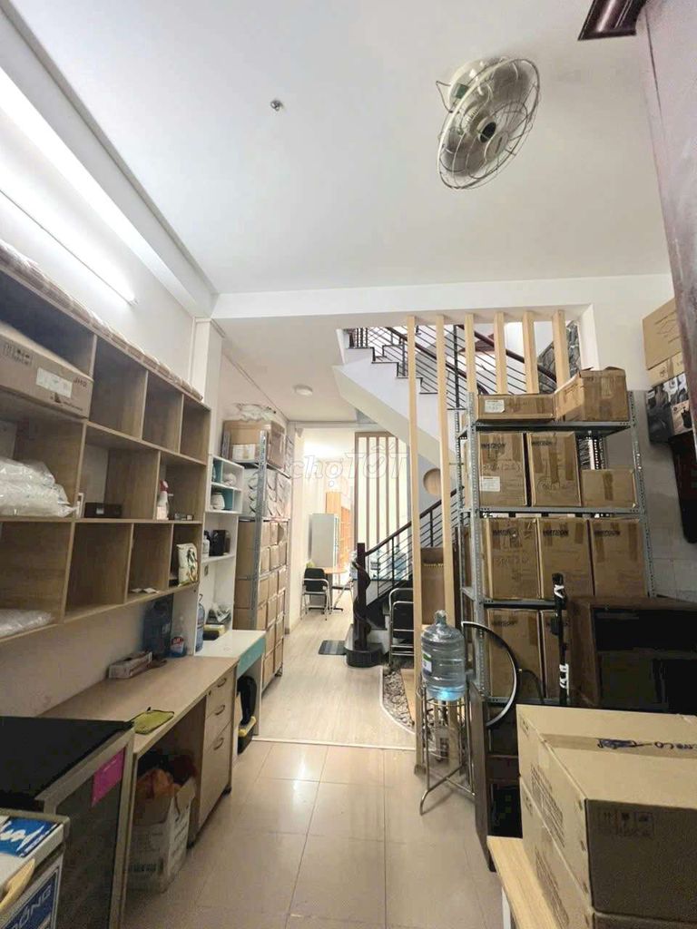 Сдается в аренду жилой дом Ta Quang Buu P5. DT 4-15 м. Есть 4 спальни, 3 туалета.
+ Цена: 15 рублей