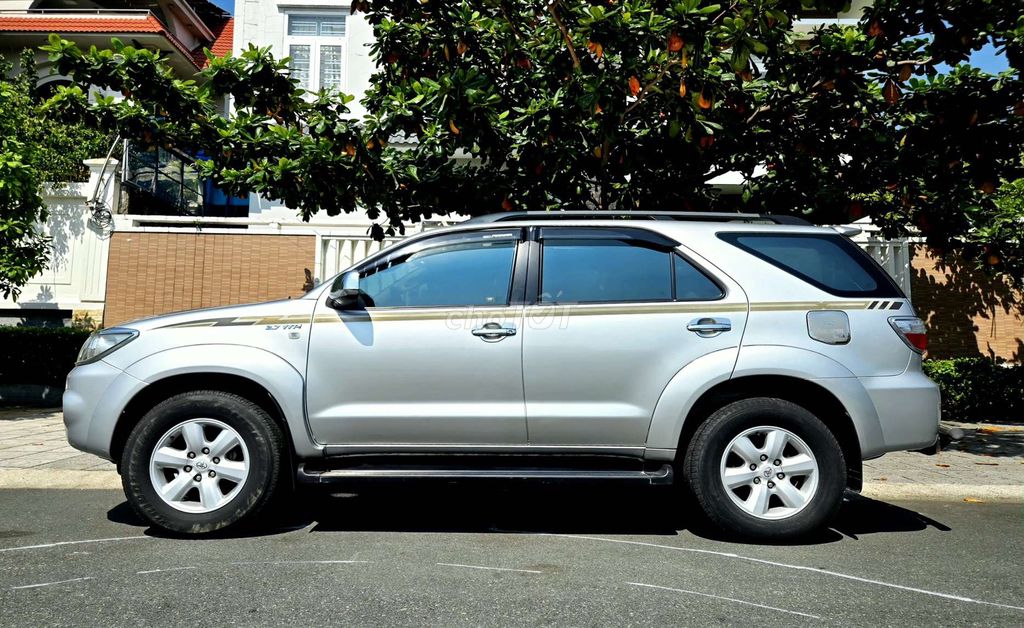 Toyota Fortuner 2.7V 2012 АКПП Серебристый