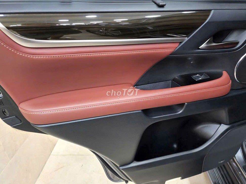 Lexus LX 2*** km. Mua bán Ô tô tại Quận 10 Tp Hồ Chí Minh được đăng bởi Chị My  hình 2