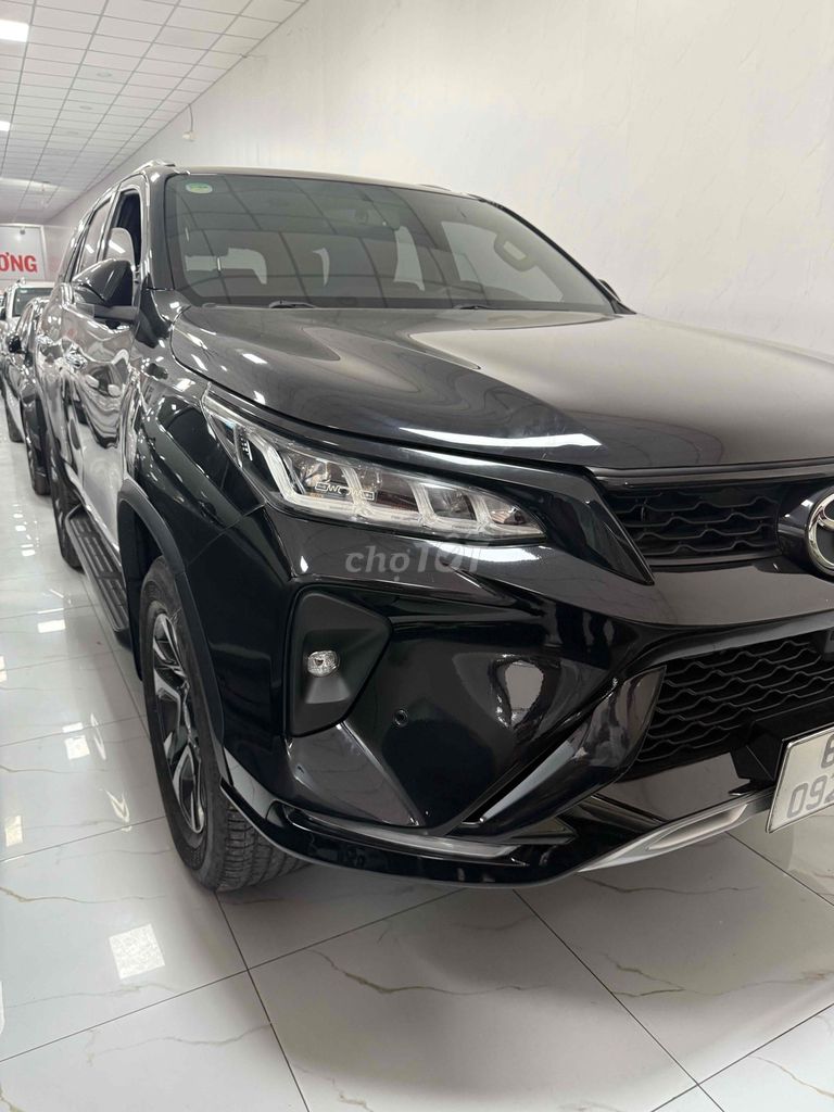 Toyota Fortuner Legender 2.4L 2021 черный 70 тыс. км как новый!
