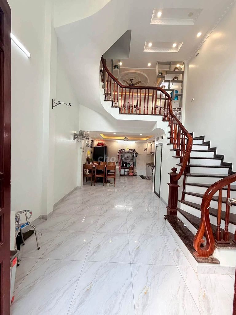 Дом в Ту Хиеп, Тхань Три, 40 м², 5 этажей, машина у входа