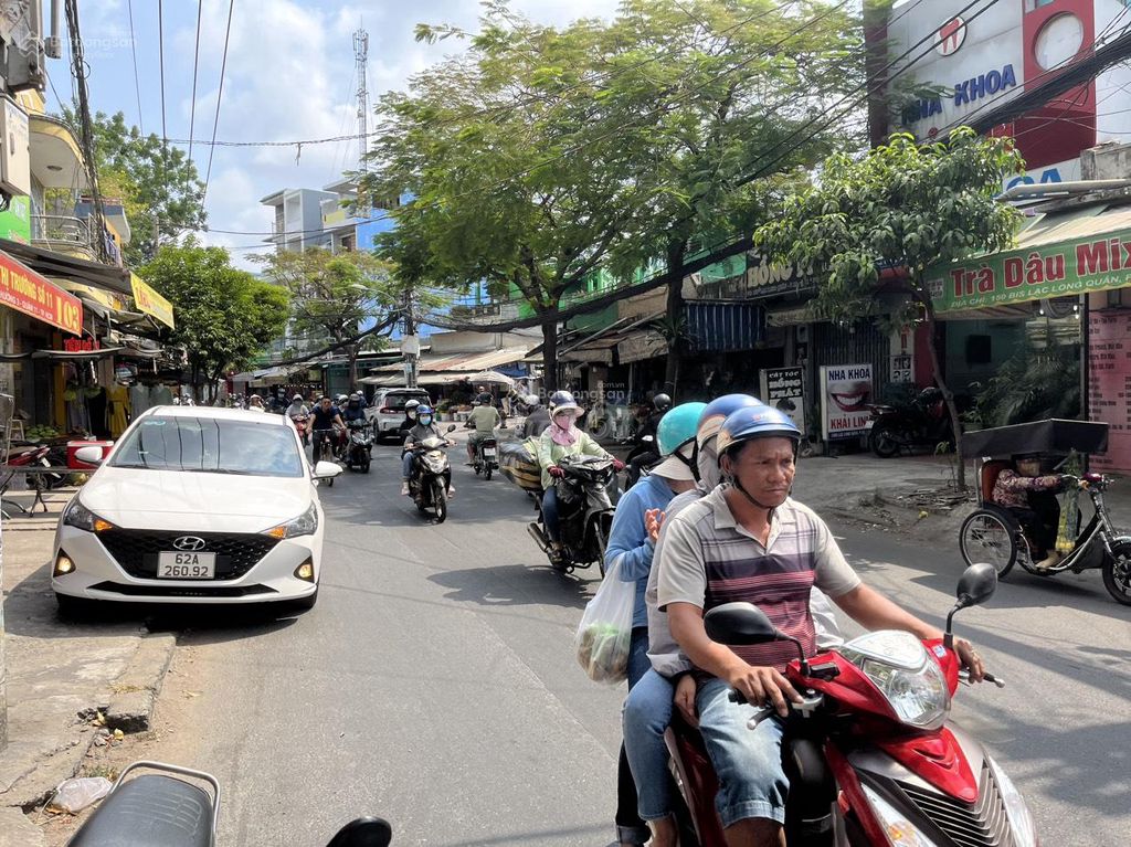 Nhà mặt tiền đường Lạc Long Quân , phường 10 , quận 11 .