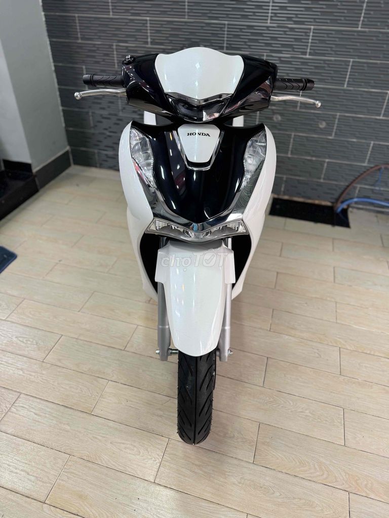 Honda SH160 date 2023 Mẫu 2024 Trắng Đen Panda