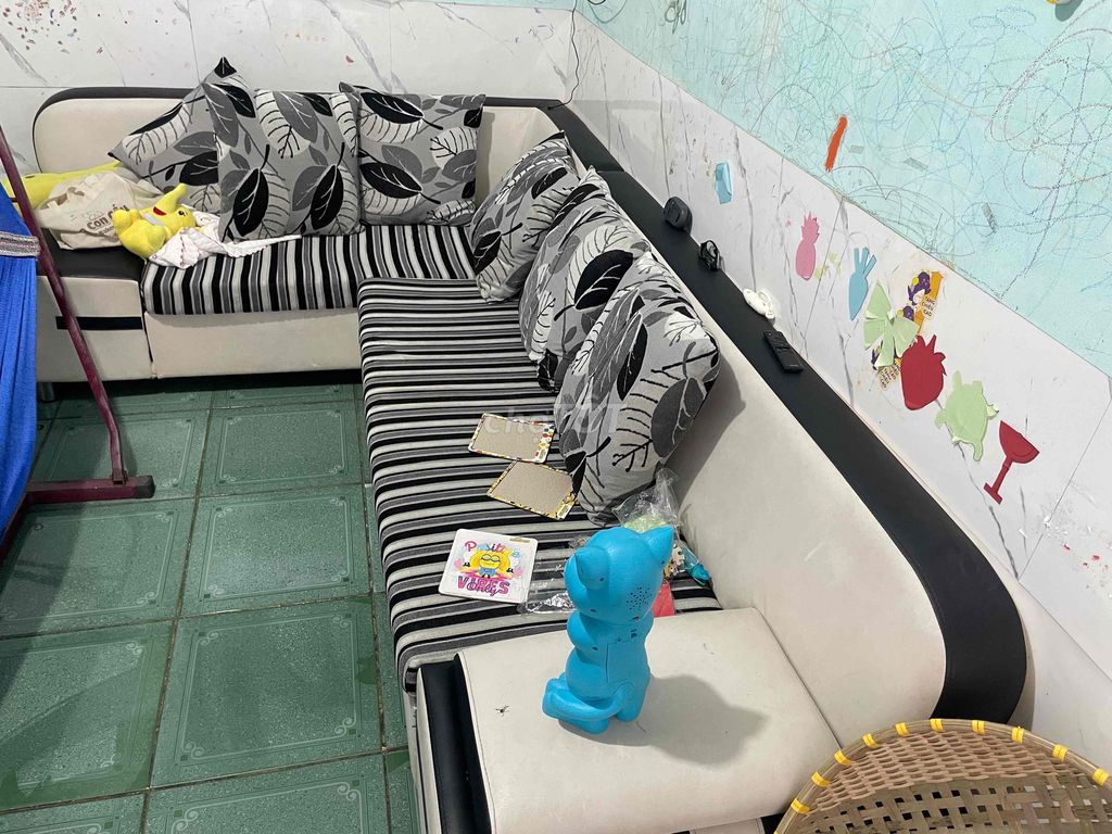 Ghế sofa khung gỗ đen trắng 2.4m. Mua bán Bàn ghế tại Thành phố Thủ Dầu Một Bình Dương được đăng bởi khang nguyen hình 1