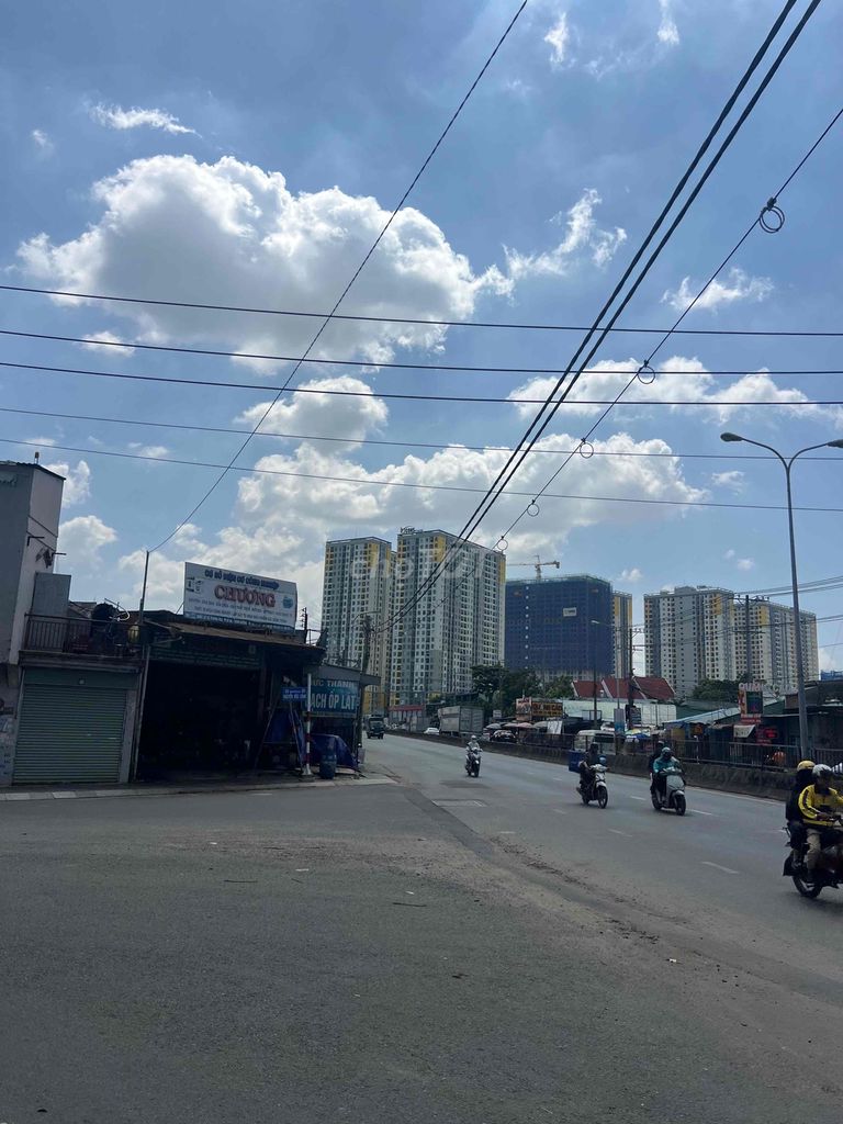 nhà cấp 4 hem sát quốc lộ 1k rộng 100m2