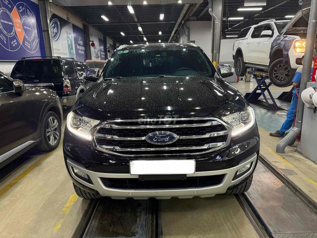 Cần bán xe ford everest titanium 2020 xe đi lướt