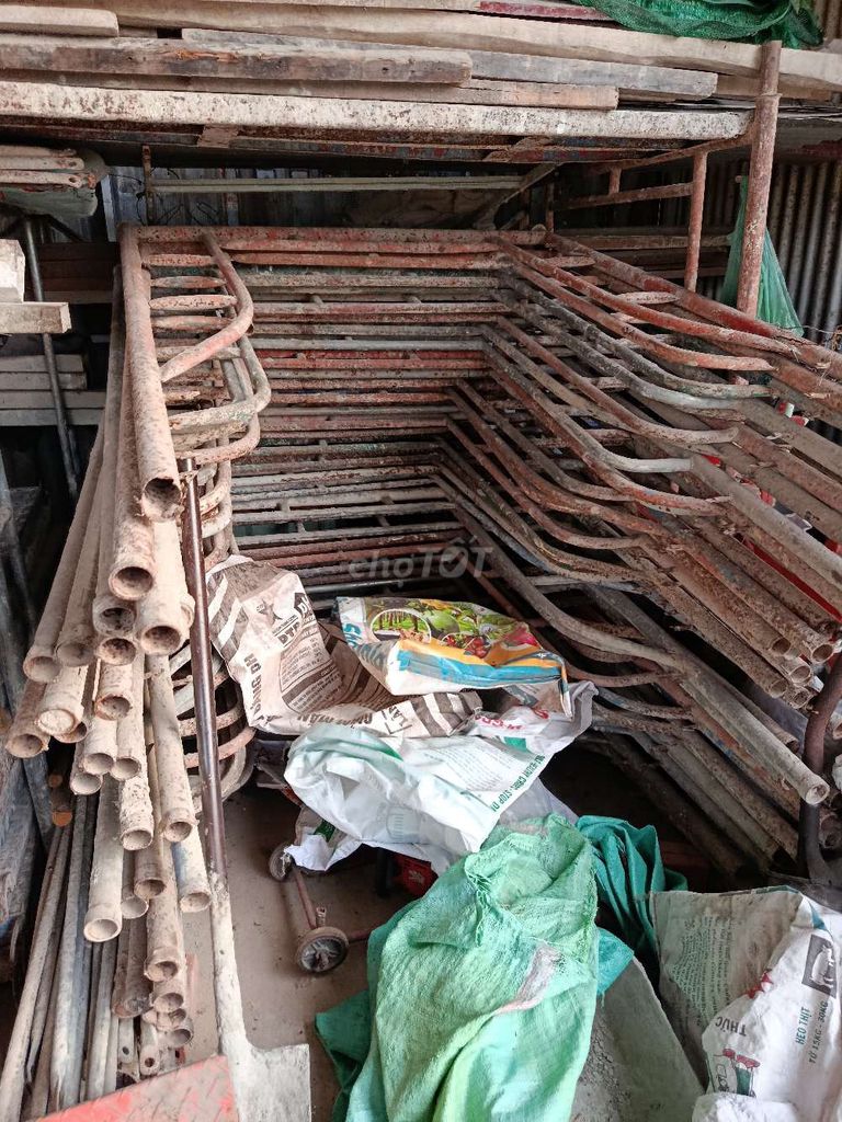 Dàn giáo và cối trộn Kim loại Đỏ. Mua bán Đồ chuyên dụng, Giống nuôi trồng tại Huyện Hòa Thành Tây Ninh được đăng bởi Lê Hoàng Hiếu hình 1
