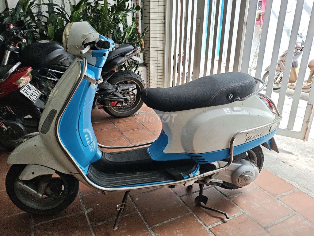 Piaggio Vespa LX125 белого и синего цвета с инжектором