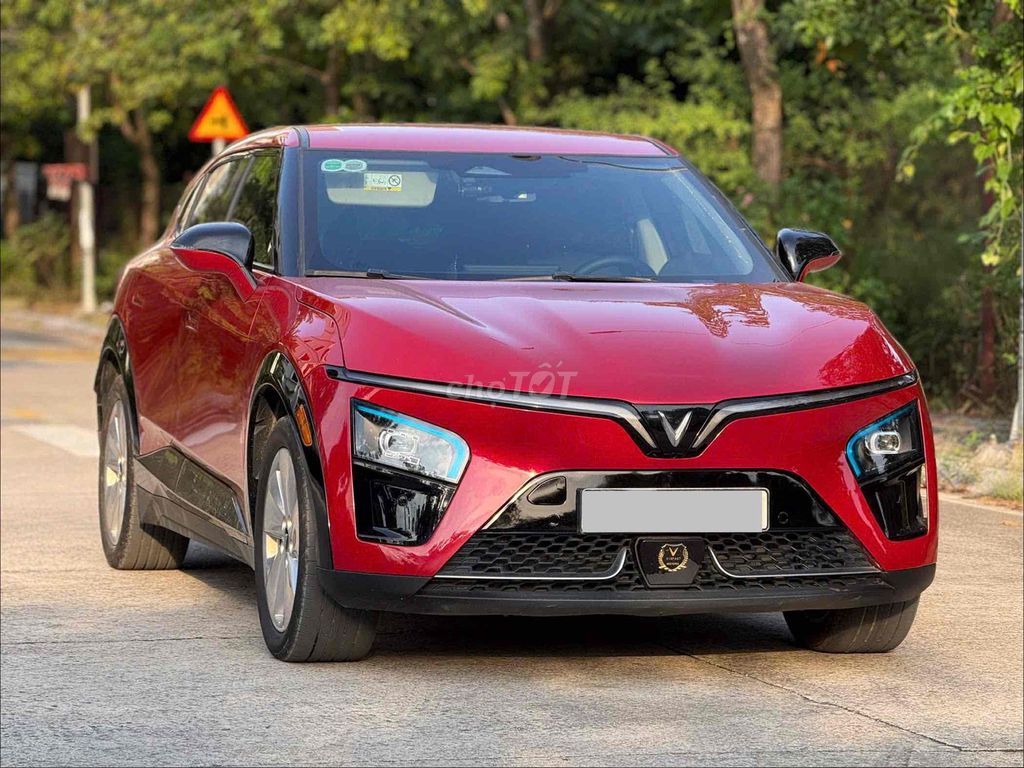 VinFast VF7 Eco 2025 красный 6 тыс. км